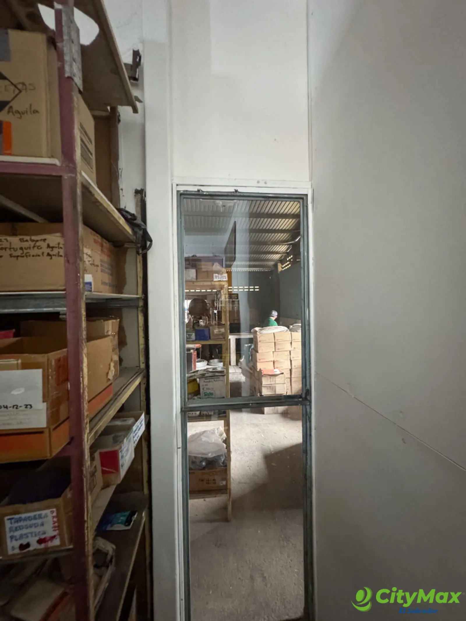 Propiedad comercial Aguilares sala de ventas y bodega - Acceso a bodega
