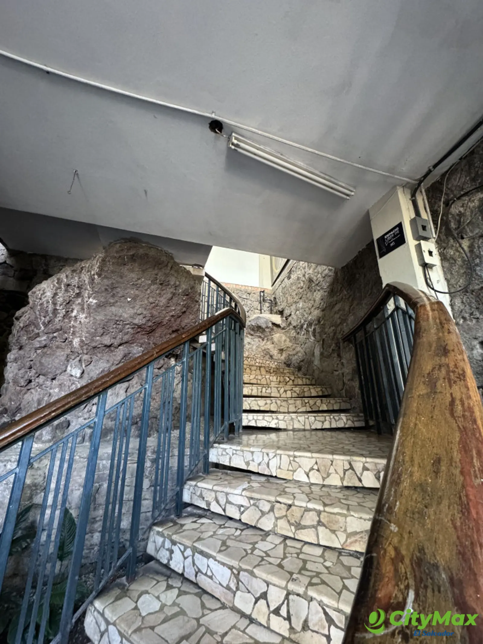 Amplia propiedad comercial en venta en Colonia Escalón - foto 7