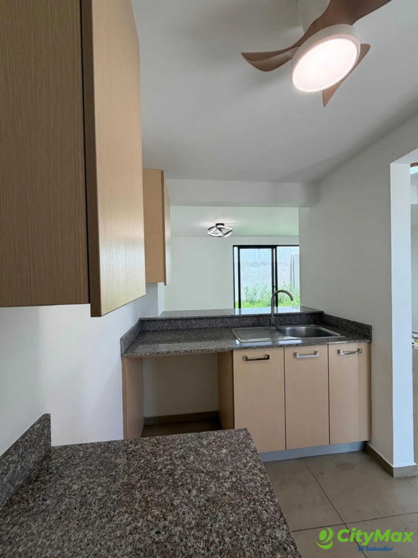 Casa en alquiler en Los Senderos de Opico  - Cocina con tope de granito