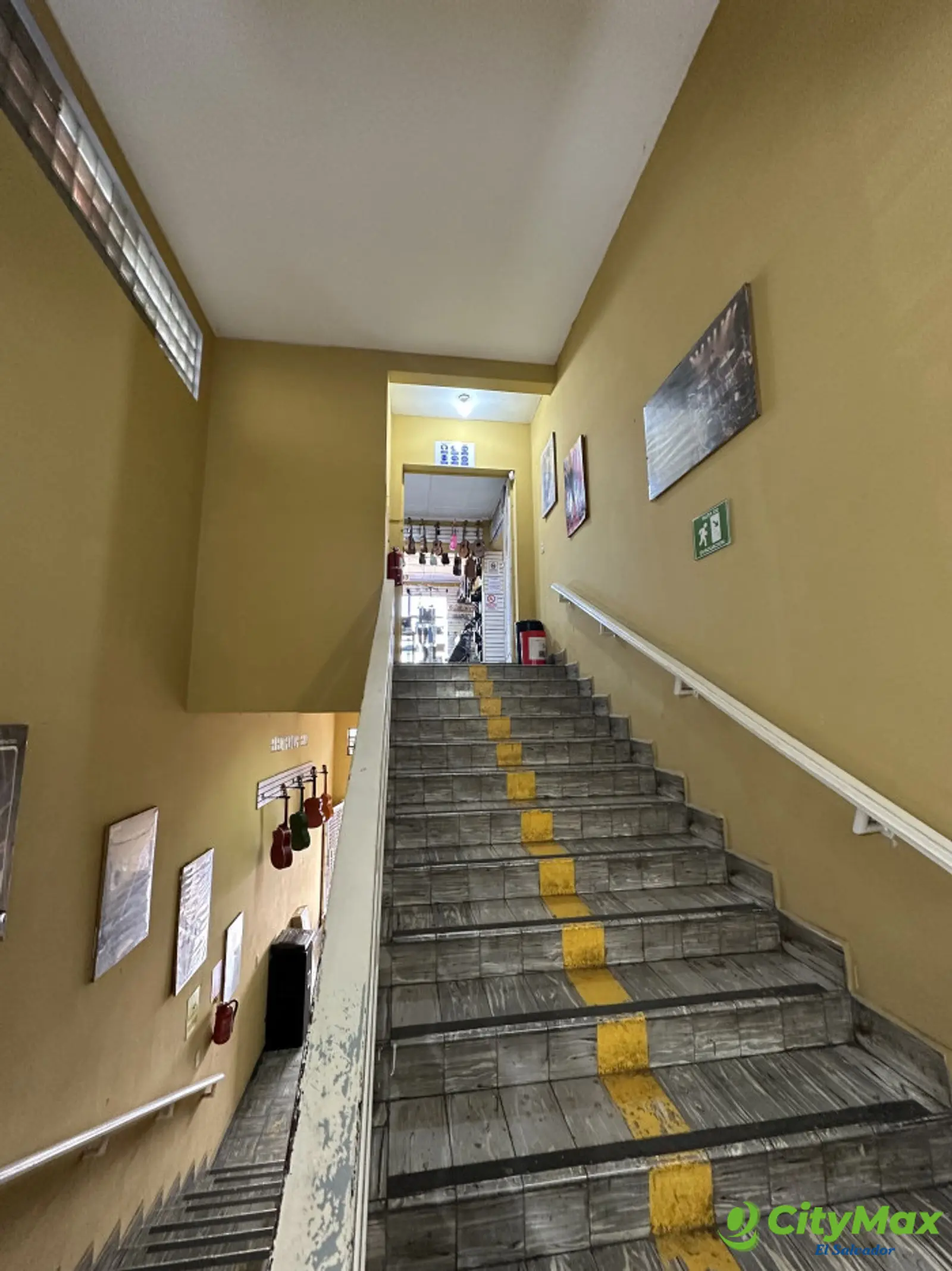 Edificio Comercial en Santa Ana en venta - Escaleras hacia segunda planta