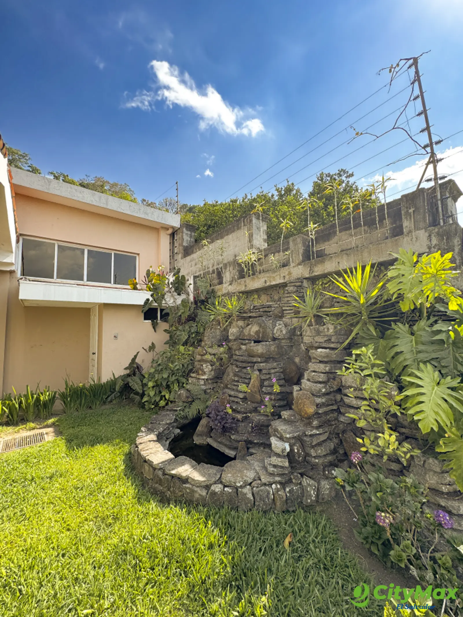 Casa en venta en Portones de Madreselva - Fuente en jardin