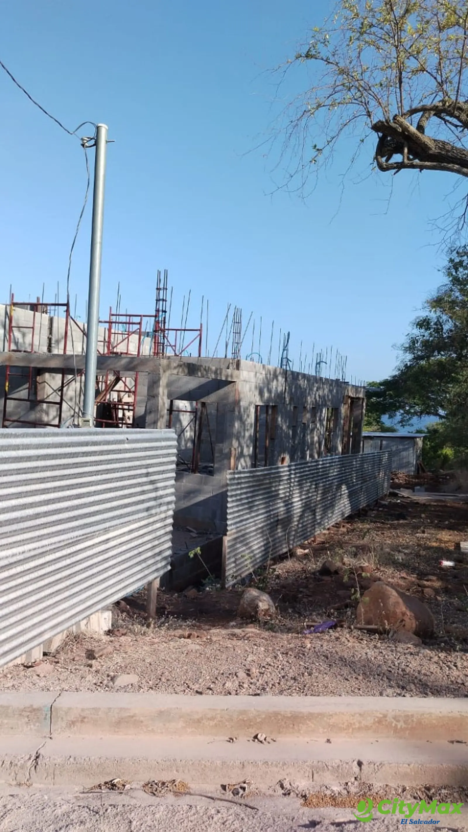 Terreno con construcción y vista al mar en venta - Construcción actual en el terreno