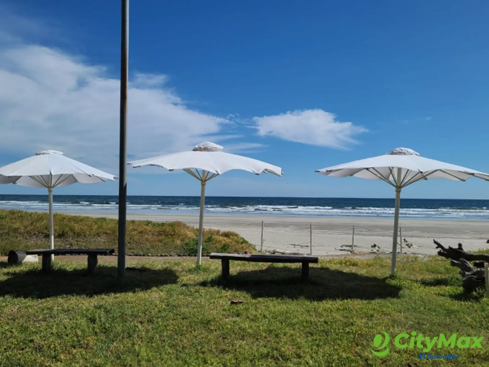 Terreno con construcción y vista al mar en venta - Acceso al mar