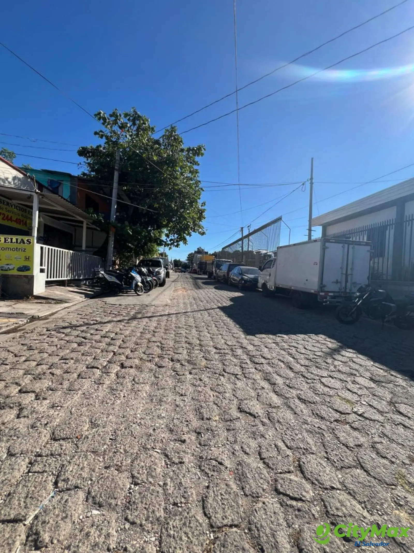 Casa comercial en venta en colonia IVU Santa Ana - CALLE PRINCIPAL A LA PROPIEDAD