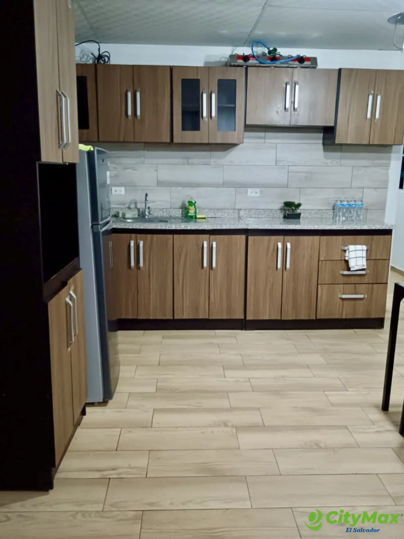 Propiedad con ingresos de $40 mil por año x Metrocentro - Cocina apartamento primer nivel