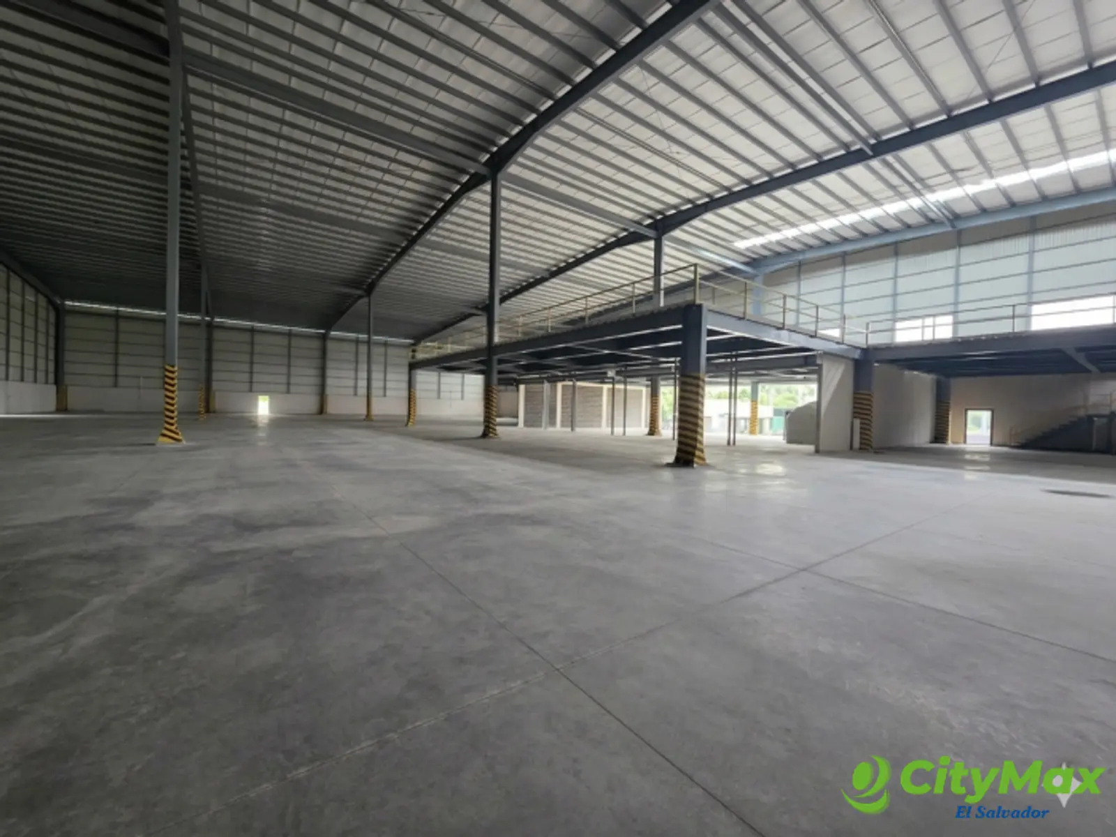 Bodega de 2500 metros con 3 muelles en alquiler  - foto 4