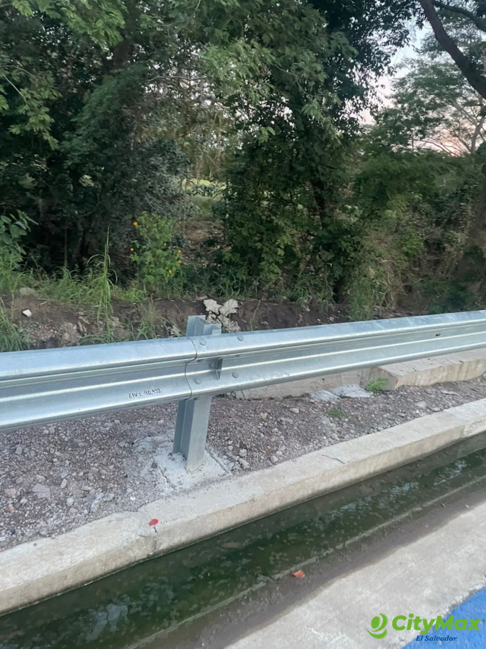 Terreno comercial en venta Periférico Gerardo Barrios - nivel del terreno