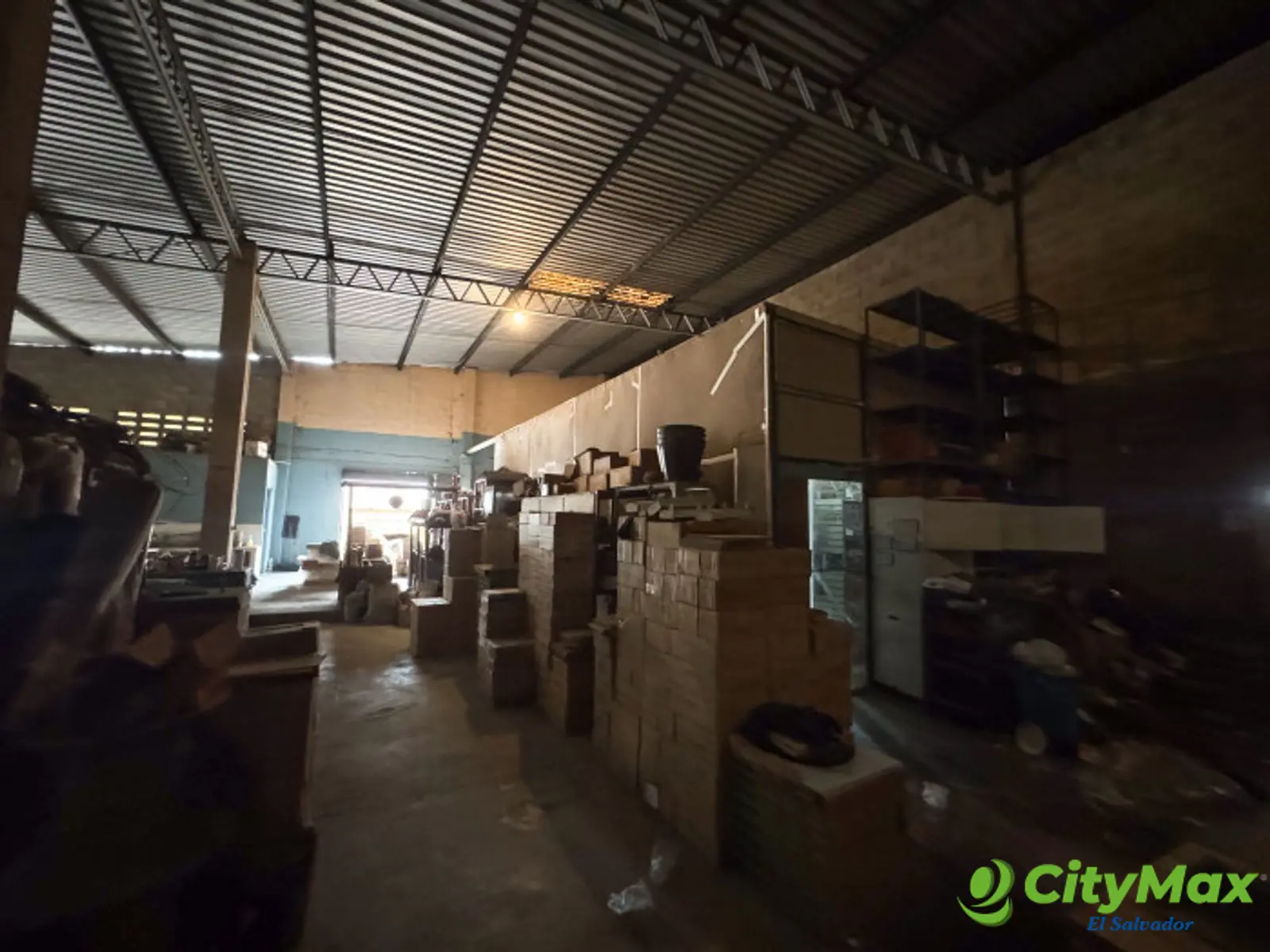 Propiedad comercial Aguilares sala de ventas y bodega - Área de bodega