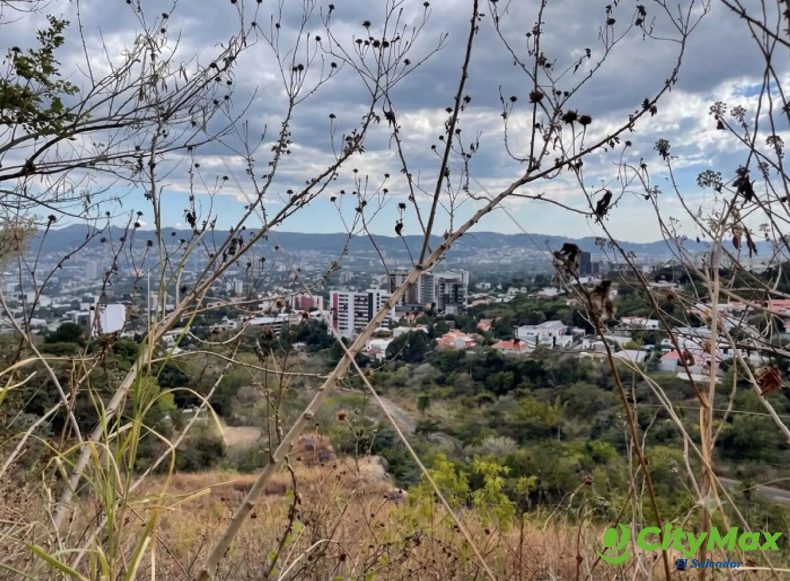 Terreno de 1 manzana vista a la ciudad Colonia Escalón - foto 2