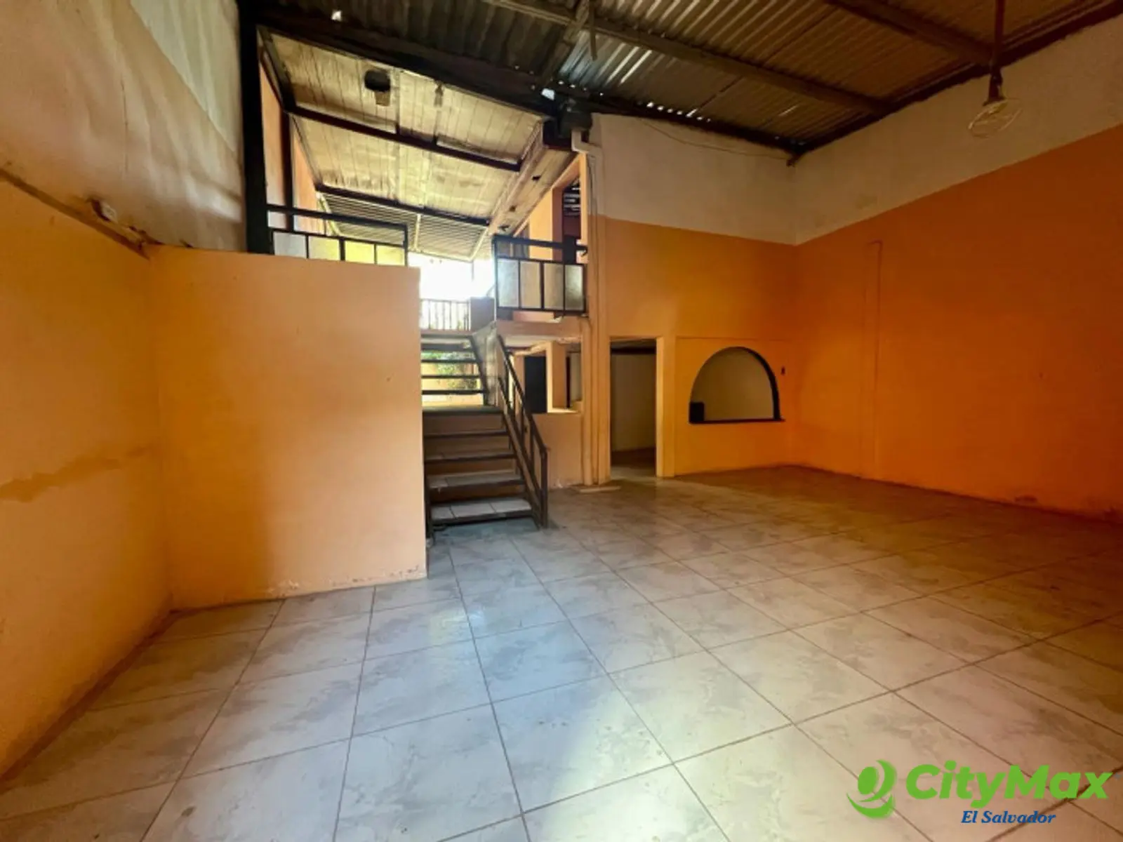 Casa comercial en venta en colonia IVU Santa Ana - SALA