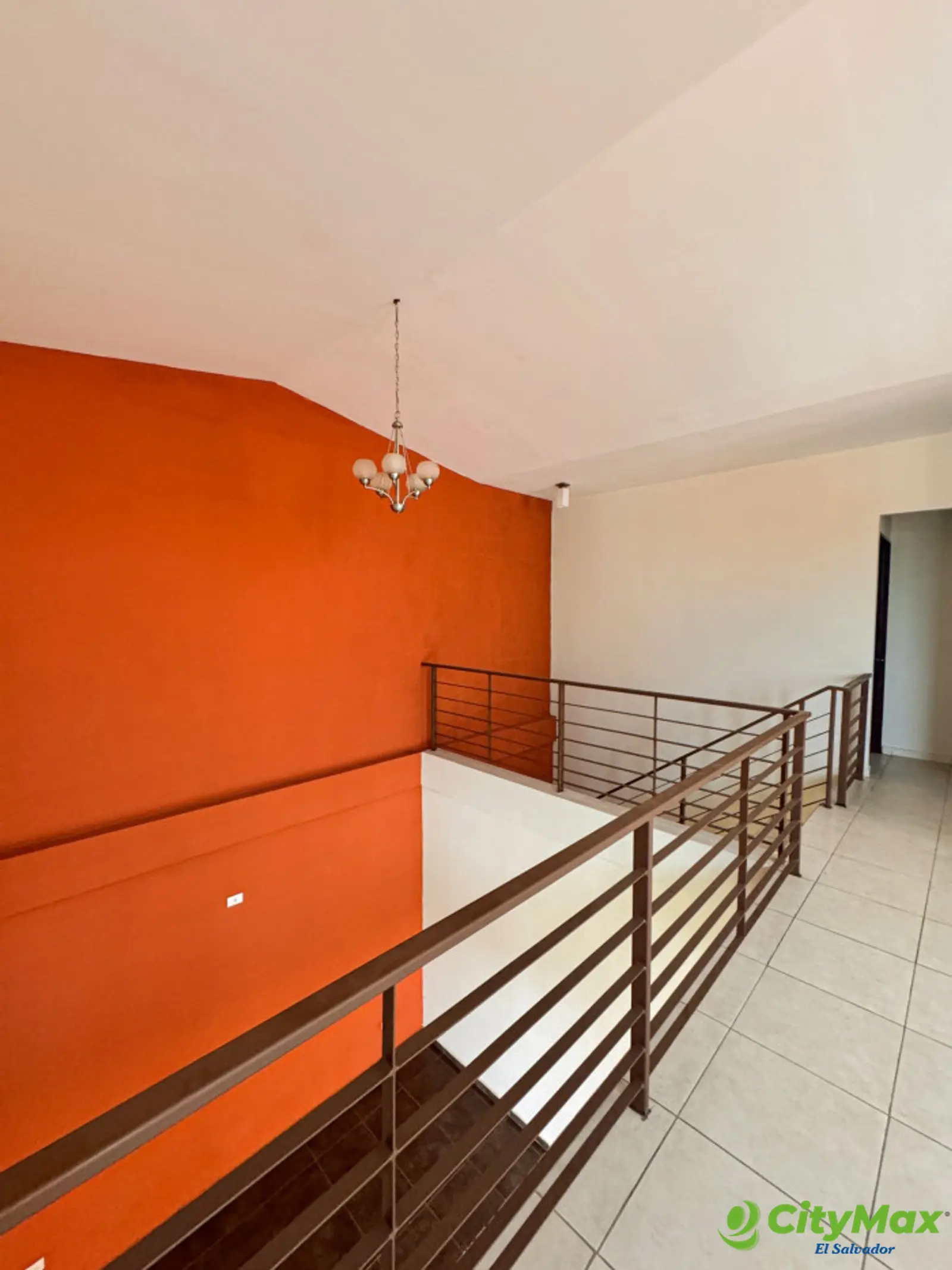 Casa en venta en Sonsonate a estrenar - Vista de pasillo y gradas del segundo piso