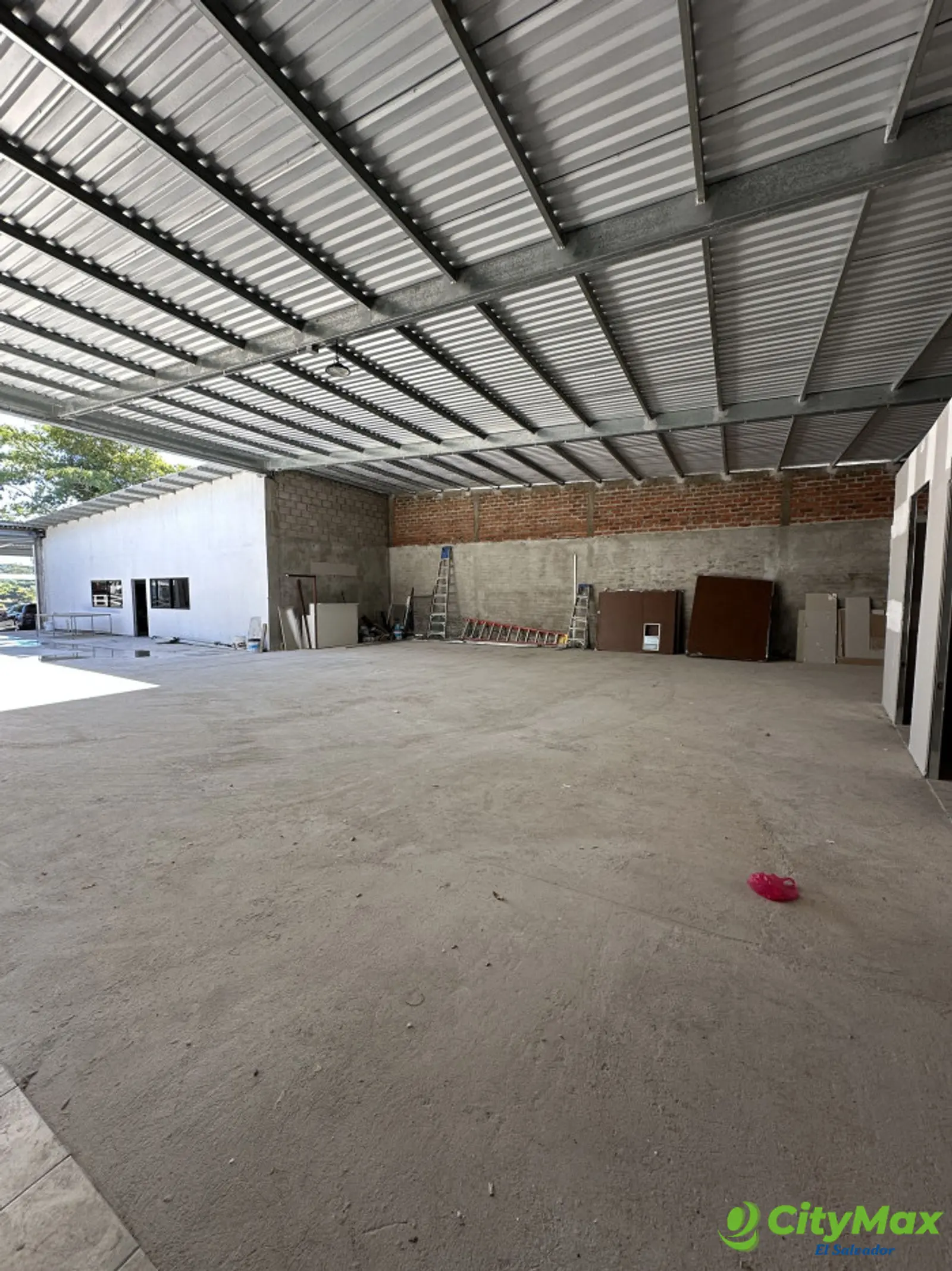 Locales comerciales en alquiler en San Juan Opico - Fondo de plaza