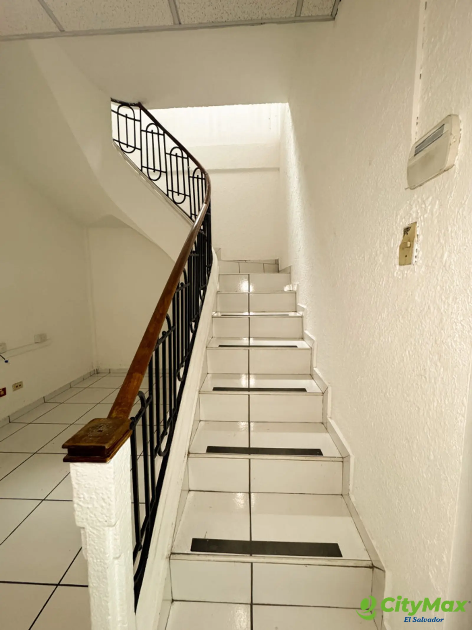 Espacio corporativo en el corazón bancario de Santa Ana - Acceso a segundo piso