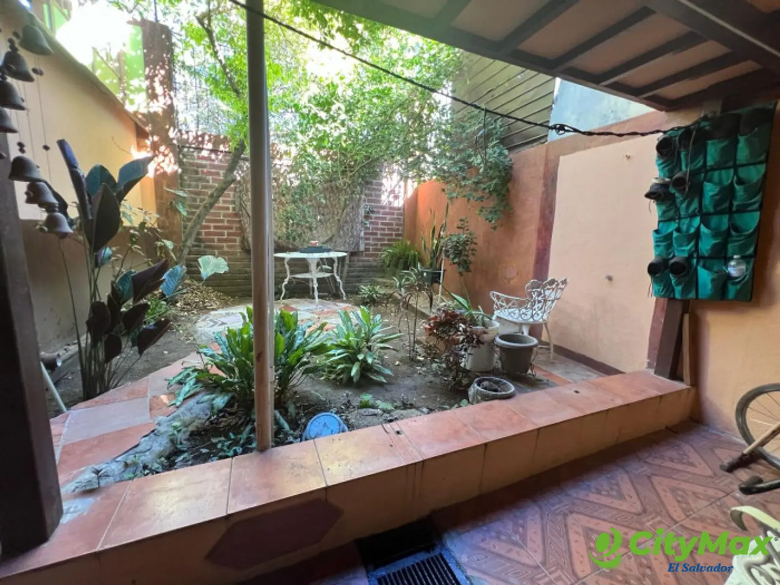 Casa comercial en venta en colonia IVU Santa Ana - JARDIN