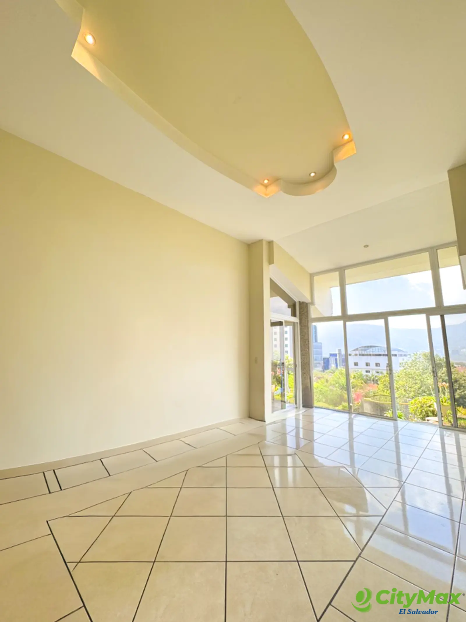 Casa en venta en Portones de Madreselva - Sala principal con vista al volcán y ciudad