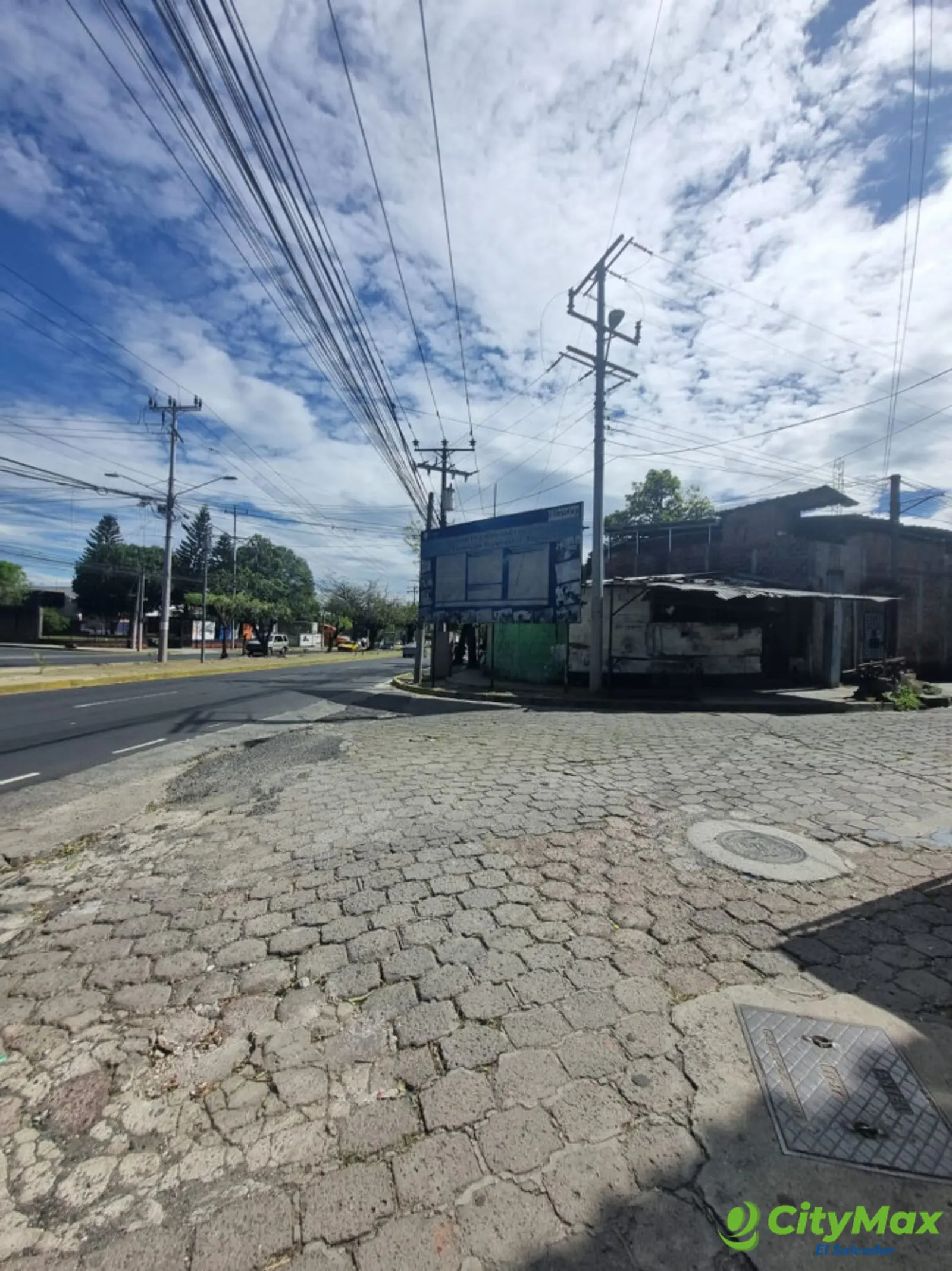 Propiedad comercial Bulevar del Ejercito 10,500 metros - Acceso para ingresar