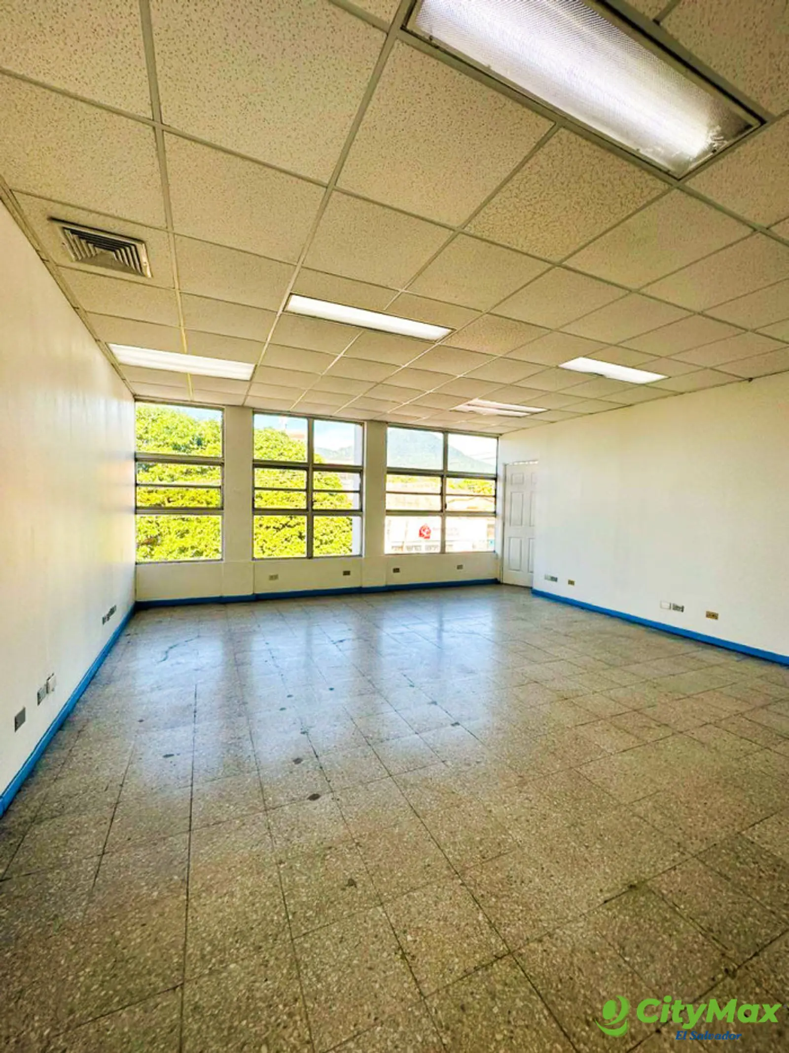 Edificio de 2050 metros por Hospital Bloom 18 parqueos - foto 14