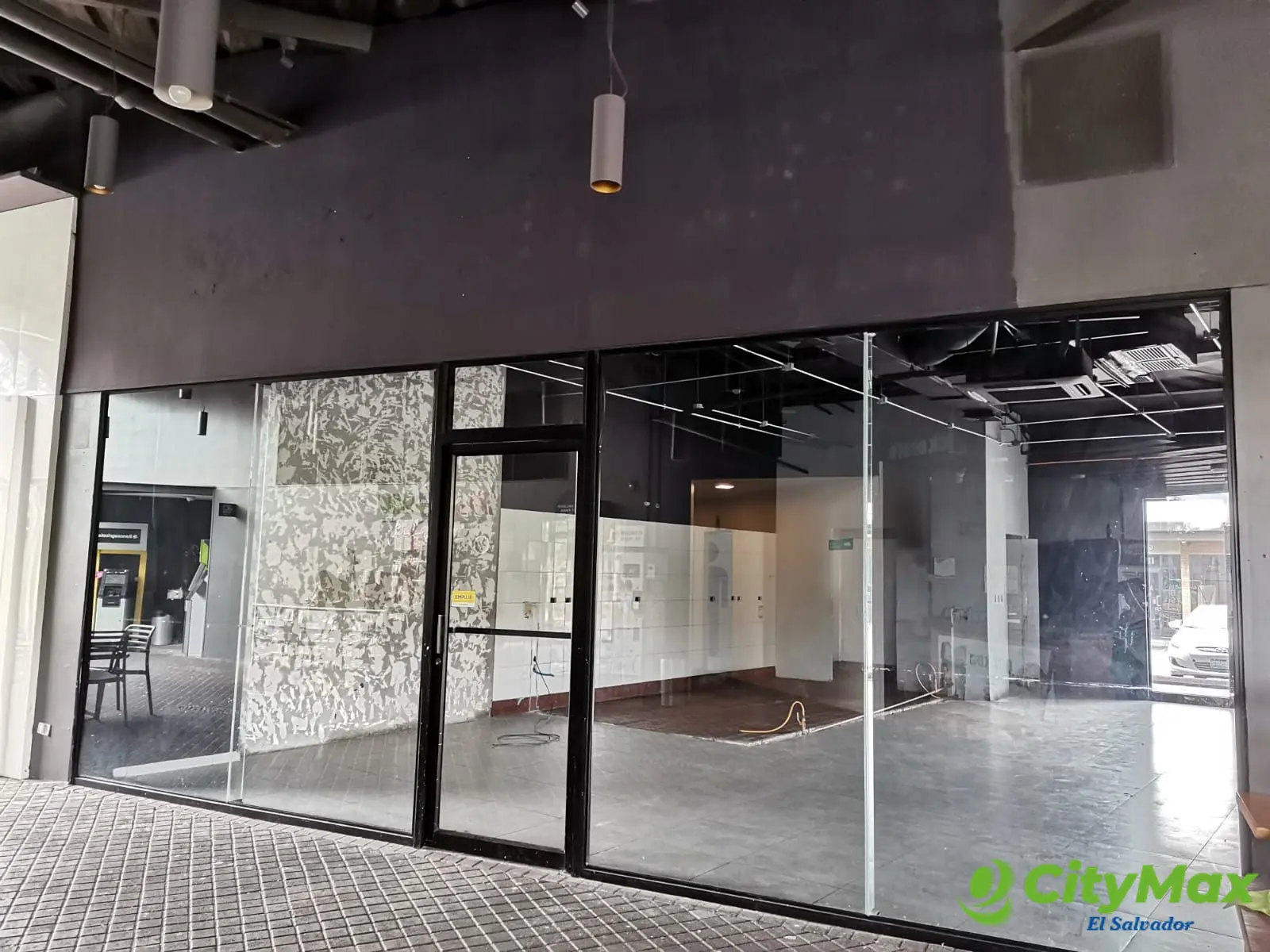 Local en alquiler en centro comercial La Skina 85.67 m² - foto 3