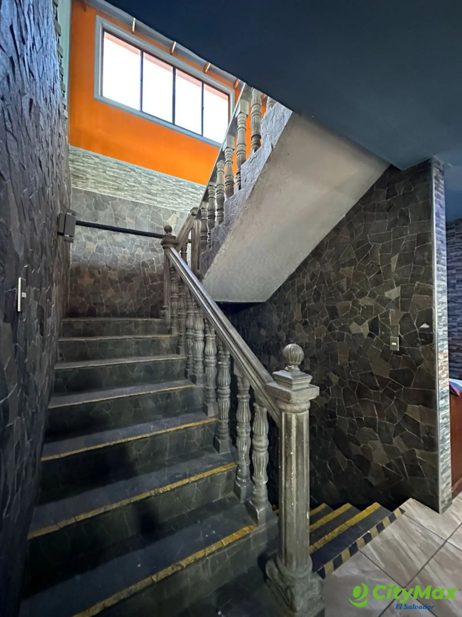 Edificio en venta Congo Santa Ana con 10 parqueos - foto 11