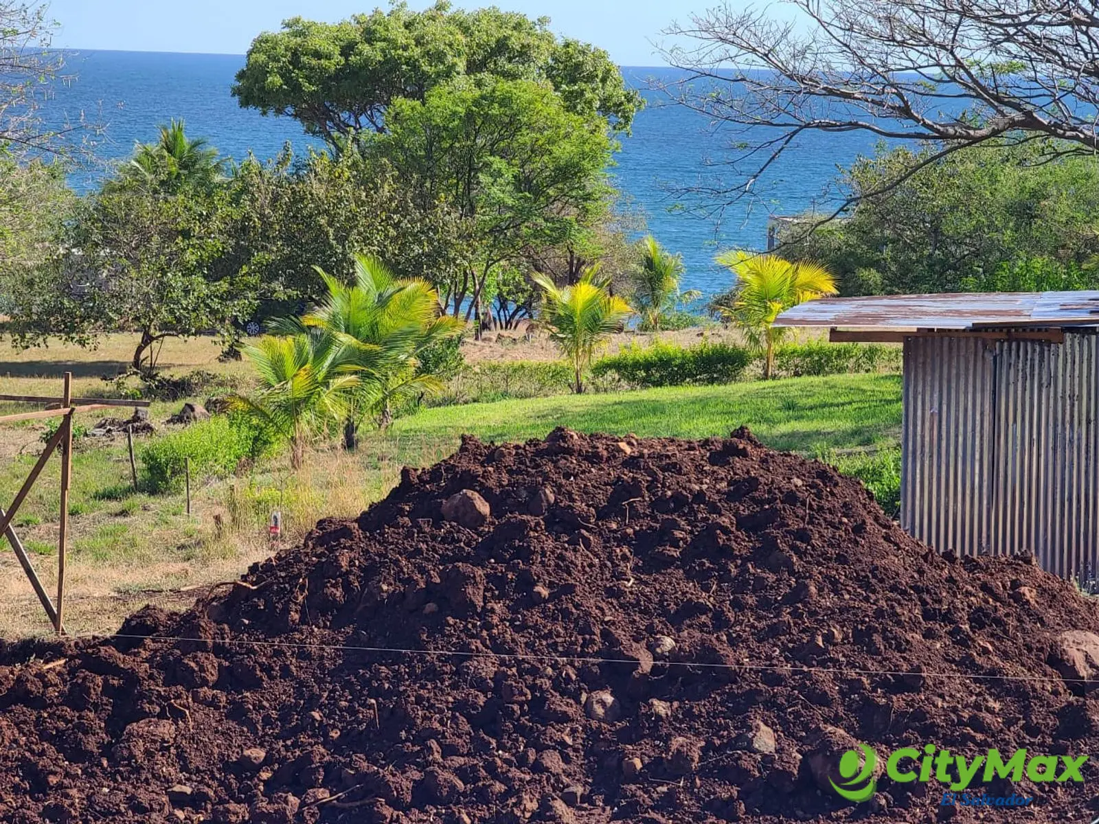 Terreno con construcción y vista al mar en venta - Vista al mar desde el terreno