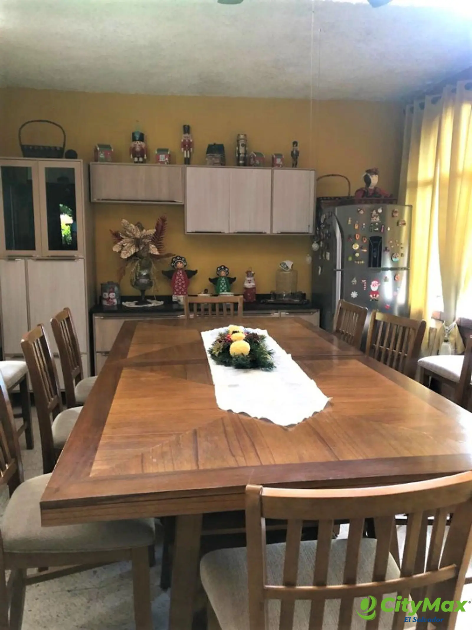 Vendo hermosa y amplia casa en Santa Ana - Hasta 8 personas en el comedor.