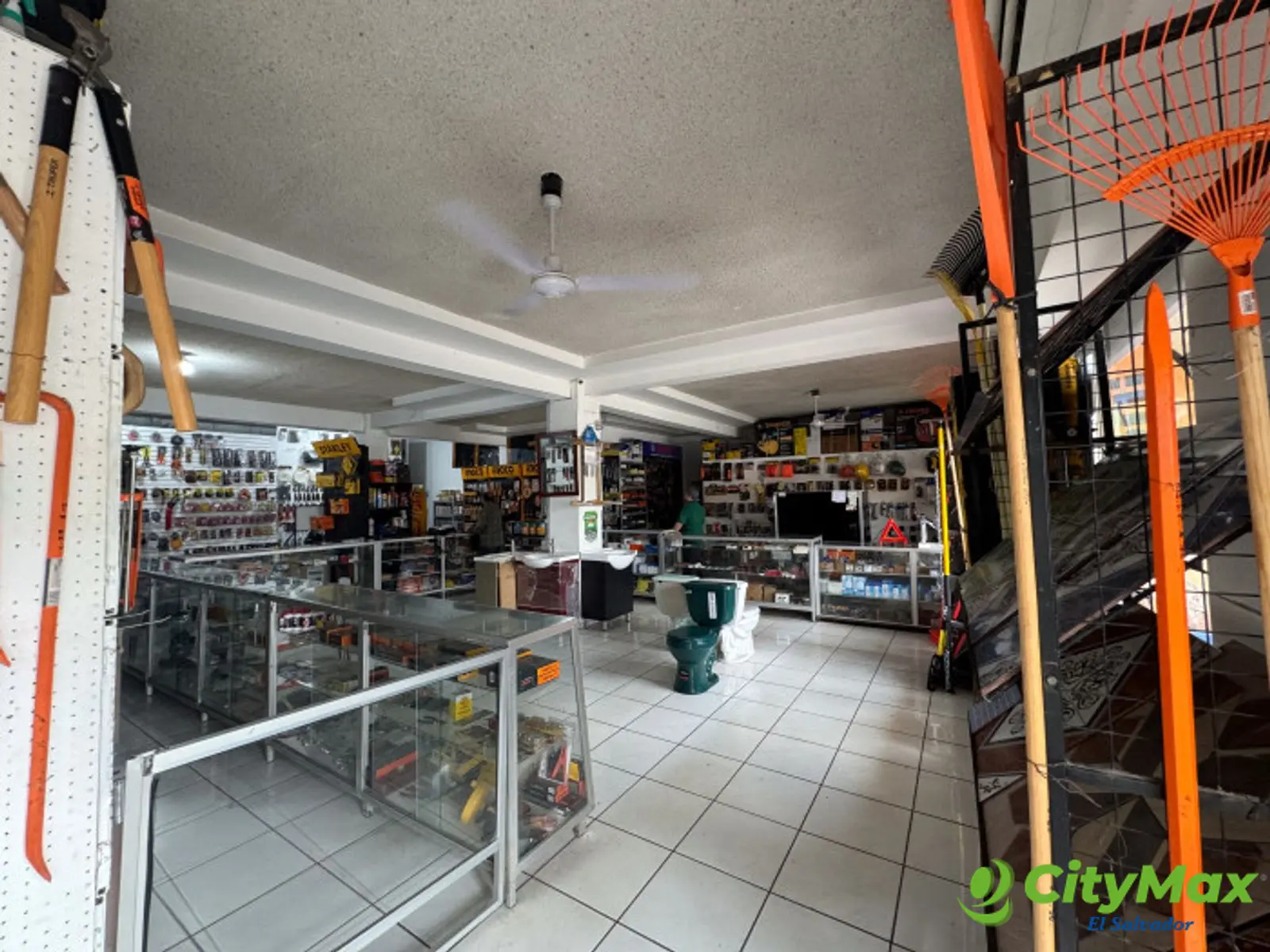 Propiedad comercial Aguilares sala de ventas y bodega - Sala de ventas