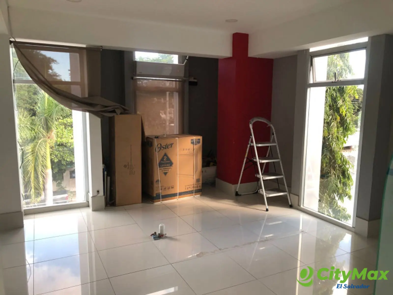 Local para oficina en alquiler en San Miguel - Amplio espacio del consultorio con vista desde adentro