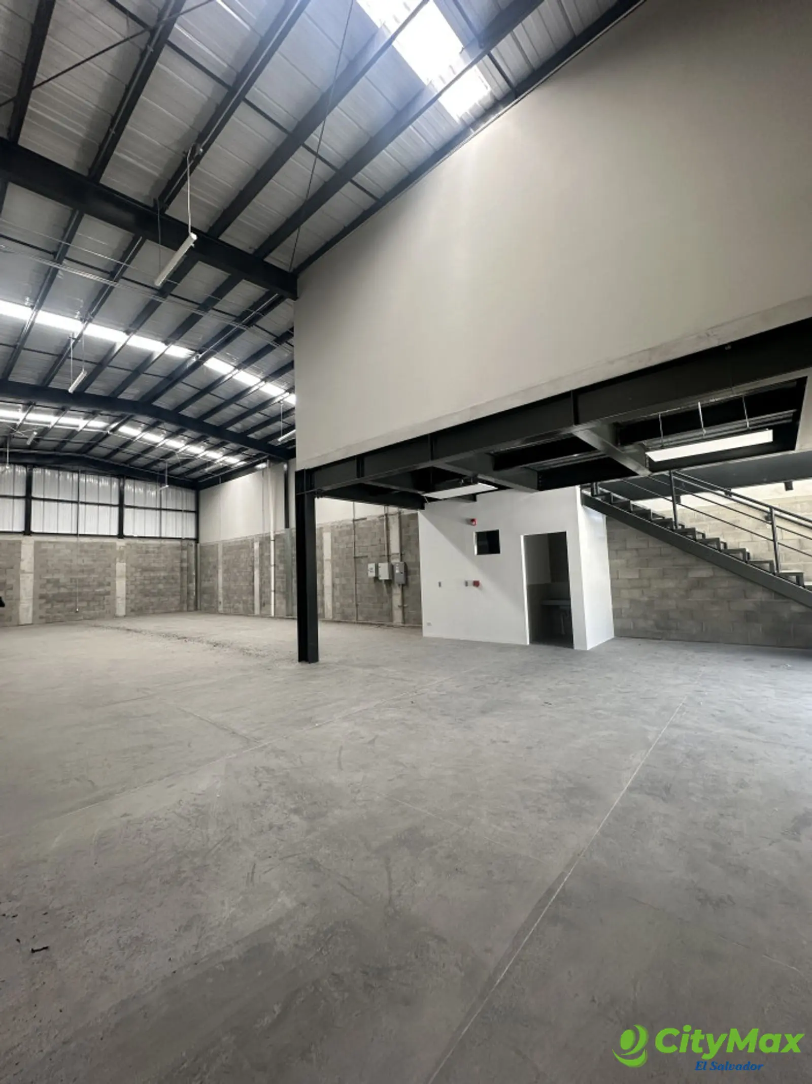 Ofibodega en venta 870 m² cercano redondel Integración - foto 2