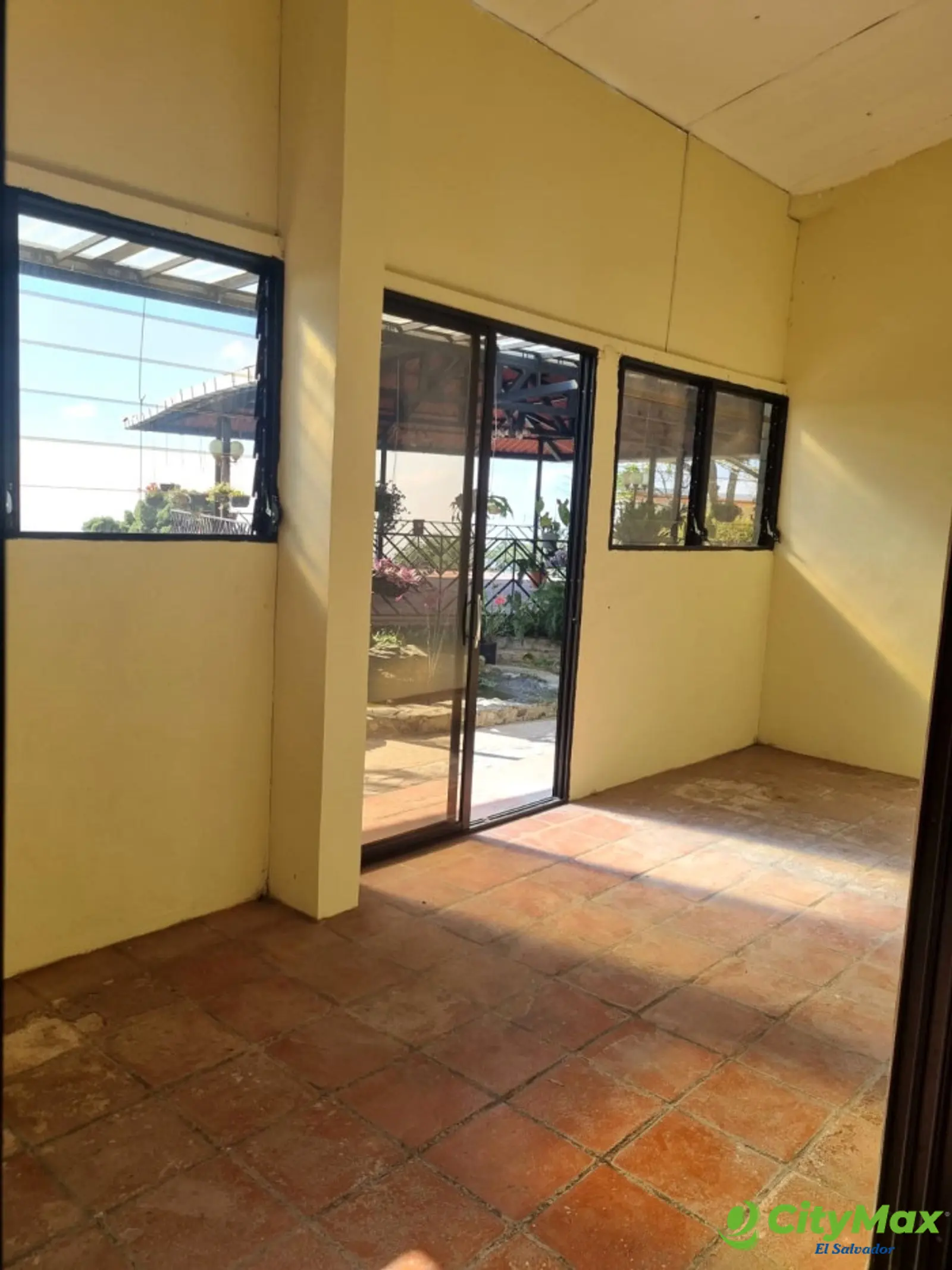 Vendo hermosa casa El Boqueron residencial o comercial - Sala al pasillo