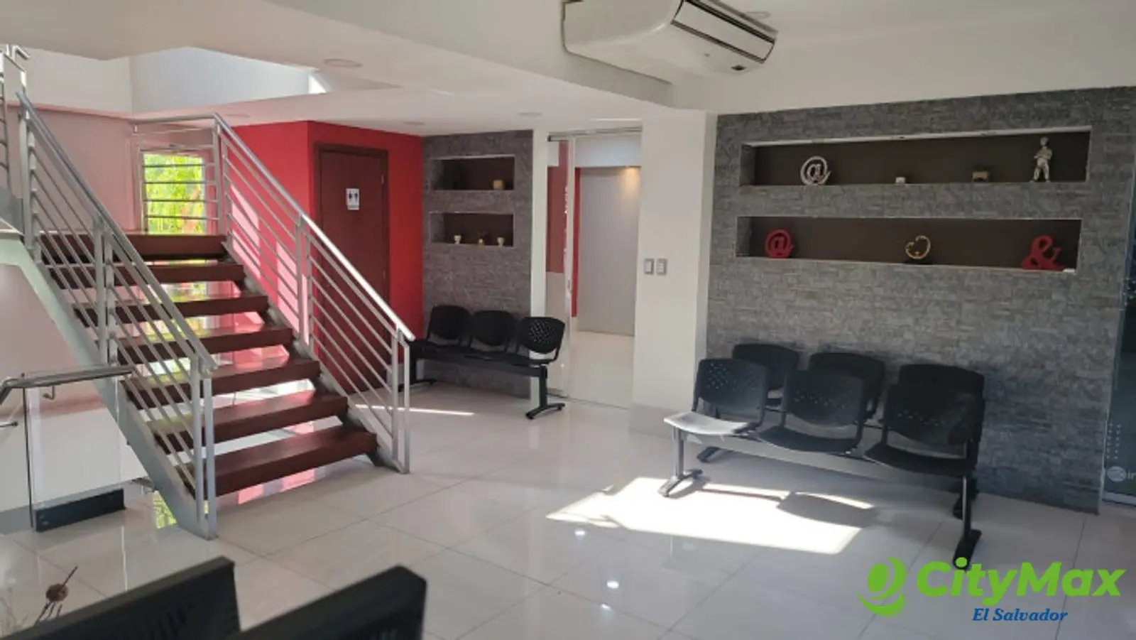 Local para oficina en alquiler en San Miguel - Sala de espera dentro del edificio clínico