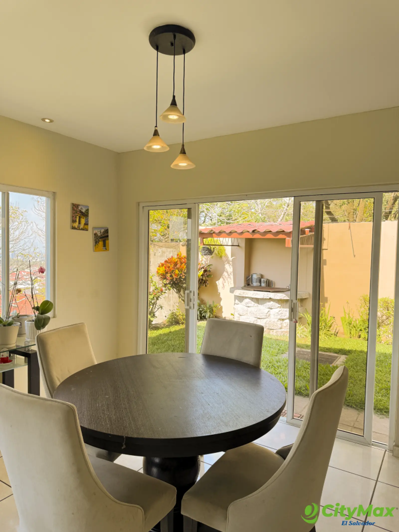 Casa en venta en Portones de Madreselva - Area de comedor con salida a barbacoa