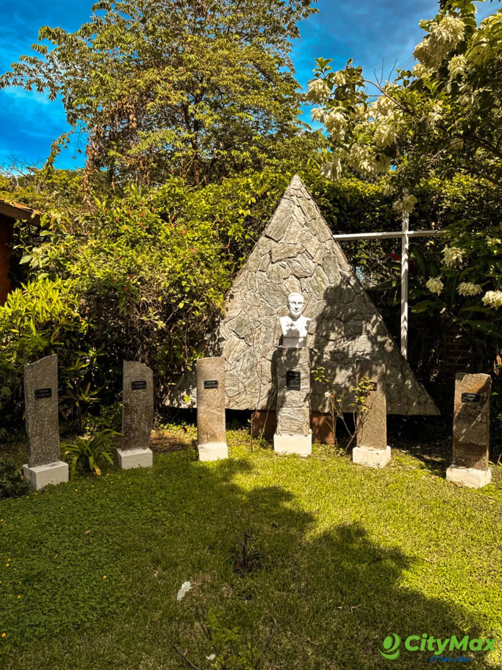 Alquilo propiedad comercial Antiguo Cuscatlán de 650m² - Jardín