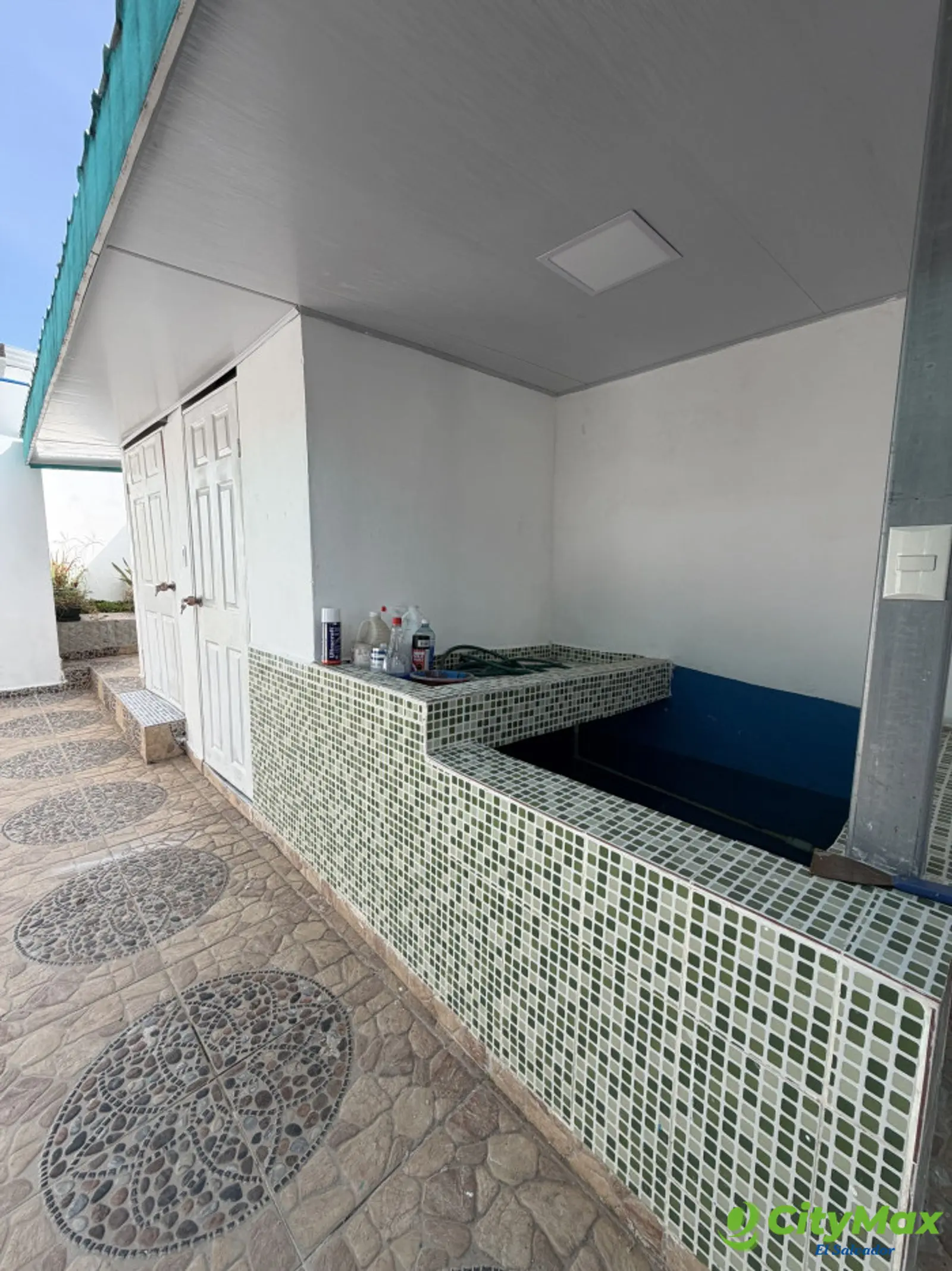 Casa a estrenar en venta en El Edén Colón  - Patio interno y pila