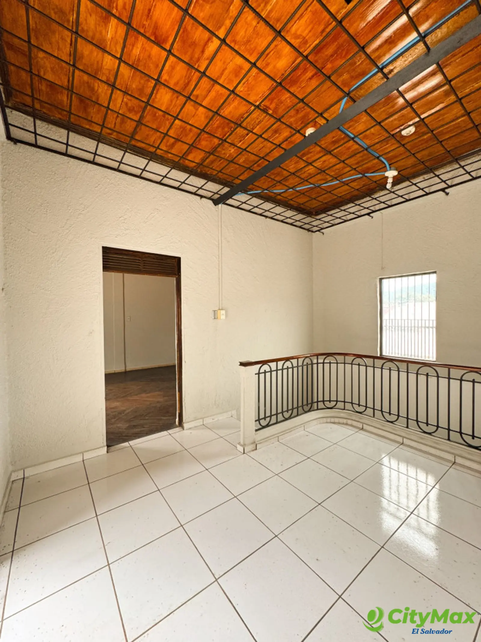 Espacio corporativo en el corazón bancario de Santa Ana - Segundo piso