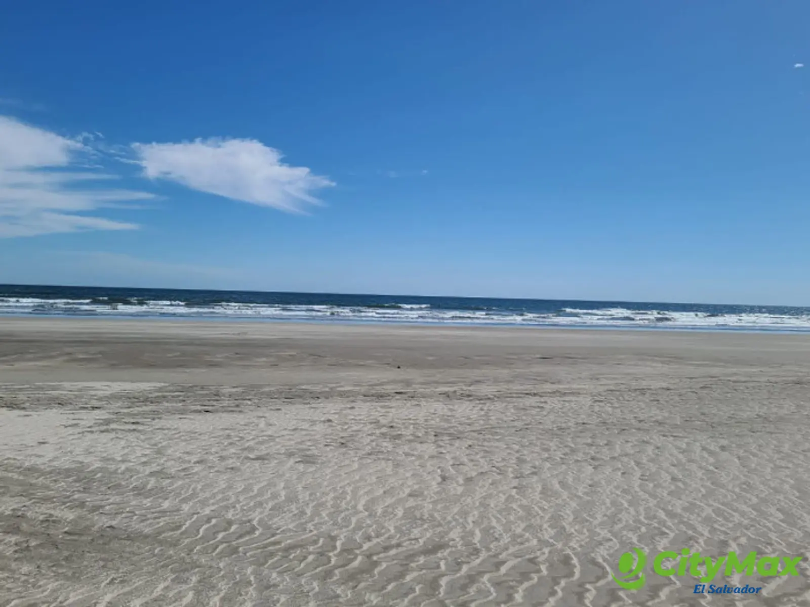 Terreno con construcción y vista al mar en venta - Una de las mejores playas de oriente