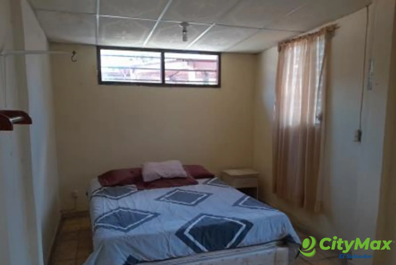 Amplia casa con excelente ubicación en Santa Ana - Habitación